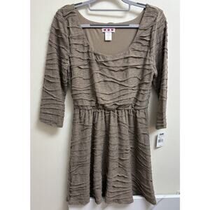 Three Pink Hearts Juniors Dress M Taupe Textured Ruched 3/4 Sleeve NWT